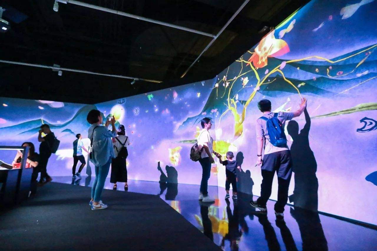 成都展厅设计中的墙面互动投影 - 四川中润展览